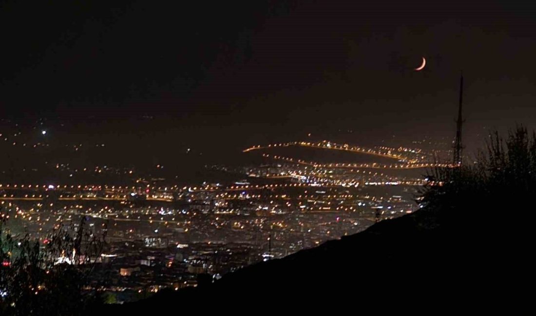 Elazığ’da hilal şeklindeki ay, görenleri hayran bıraktı. Elazığ’da akşam saatlerinde