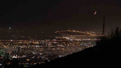 Elazığ’da hilal şeklindeki ay, görenleri hayran bıraktı. Elazığ’da akşam saatlerinde