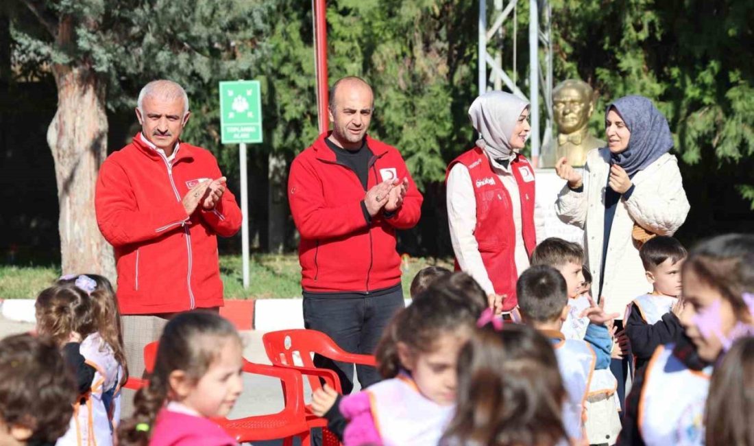 Kızılay Haftası kapsamında Türk Kızılay Elazığ Şubesi, çocuklara Kızılaycılığı tanıtmak