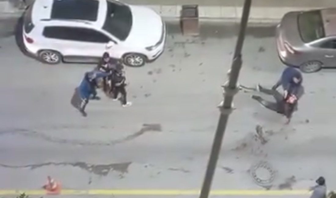 Elazığ’da silahlı kavga: 3 yaralı Elazığ’da iki gurup arasında çıkan silahlı kavgada 3 kişi yaralandı.
