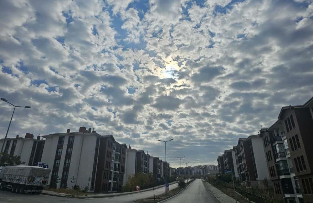 Elazığ’da yüksek bulut tipi olan sirrokümülüs görüntülendi. Bulutlar, buz kristallerinden