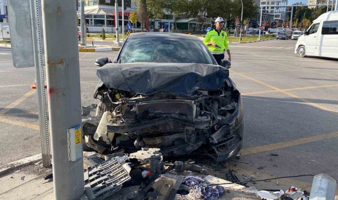 Elazığ’da iki otomobil ve bir motosikletin çarpıştığı zincirleme trafik kazasında