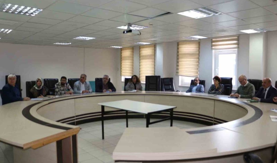 Elazığ’da düzenlenen toplantıda il genelindeki hastanelerde gerçekleştirilen hizmetler değerlendirildi. Elazığ