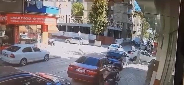 Elazığ’daki kaza kameralara yansıdı Elazığ’da motosiklet, otomobile çaptı. Motosiklet sürücüsünün hafif yaralandığı kaza, güvenlik