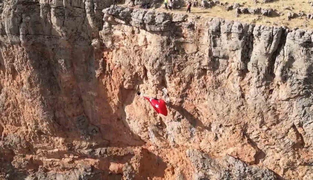 Elazığlı dağcılar, 29 Ekim Cumhuriyet Bayramı kutlamaları çerçevesinde Balkayası kayalıklarında