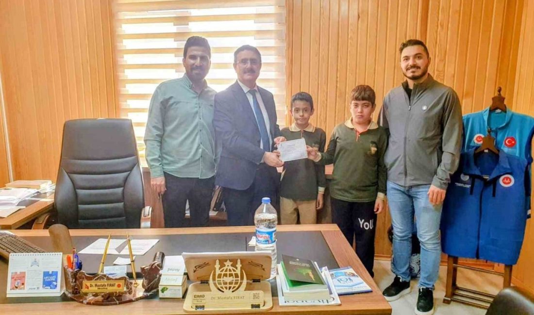 Elazığ’da ortaokulu öğrencileri Filistin’e destek için aralarında topladıkları parayı Türkiye
