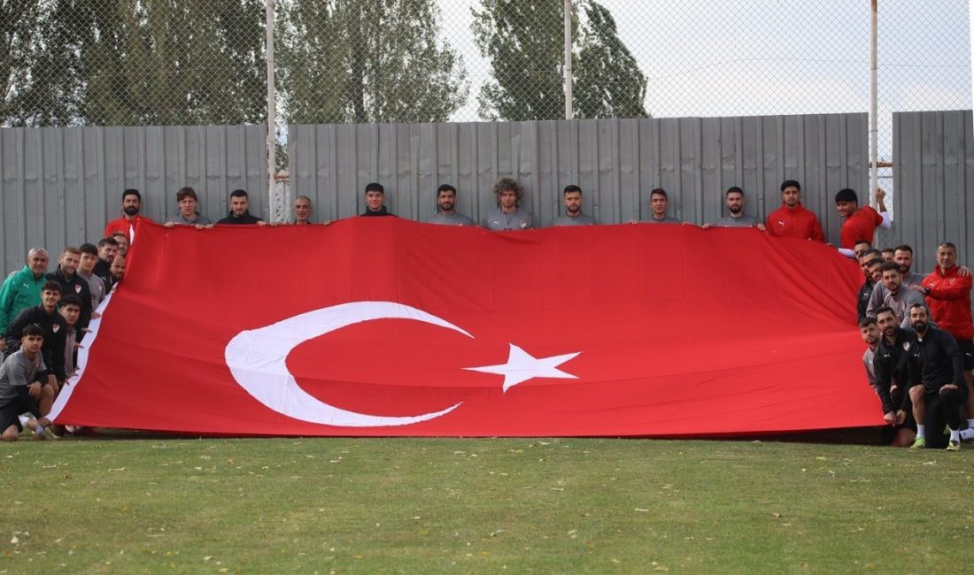 Elazığspor teknik heyeti ve futbolcuları, 29 Ekim Cumhuriyet Bayramı’nı kendi