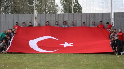 Elazığspor teknik heyeti ve futbolcuları, 29 Ekim Cumhuriyet Bayramı’nı kendi
