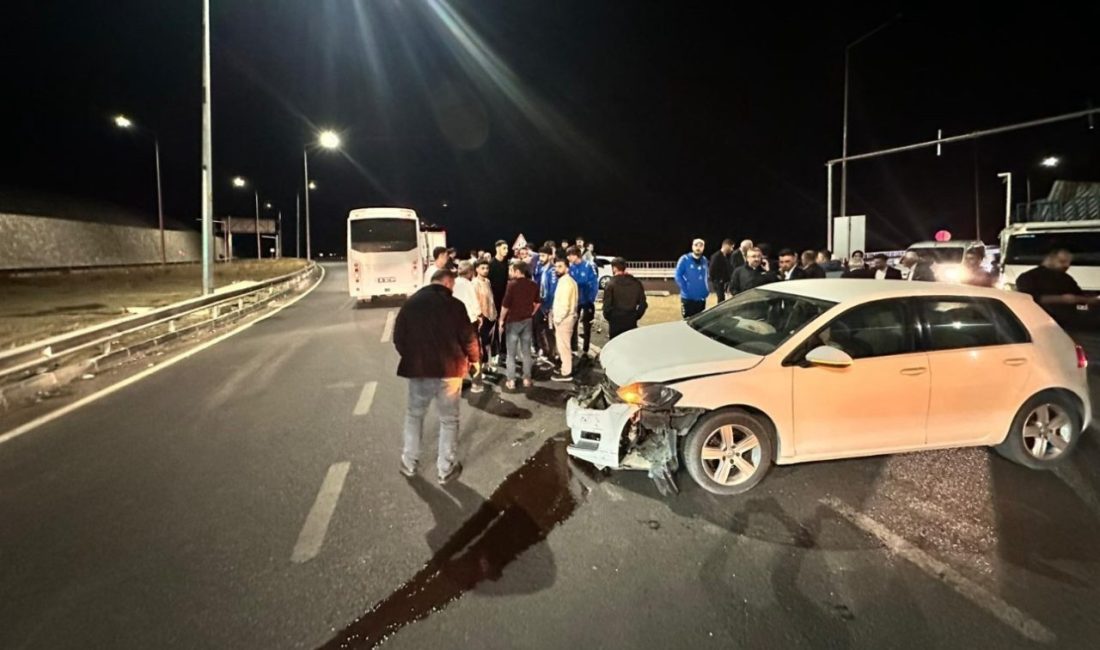 Elazığspor oyuncularını taşıyan otobüs ile otomobil çarpıştı: 1 kişi yaralandı Hakkari-Van karayolunda Elazığspor oyuncularını taşıyan otobüs ile otomobilin çarpışması sunucu