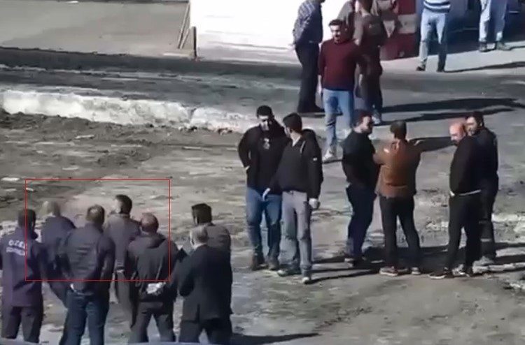 Elbistan Mutlucan Şeker Fabrikası sahibine yumruklu saldırı Kahramanmaraş’ın Elbistan ilçesinde pancar teslim eden çiftçiler, Mutlucan Şeker Fabrikası’nda