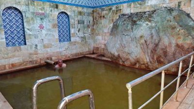 Kütahya’nın Emet ilçesine bağlı Yeniceköy’de bulunan şifa hamamı doğal sıcak