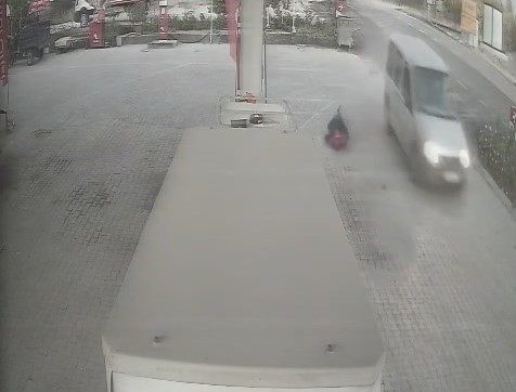 Elazığ’ın Baskil ilçesinde bir şahıs, eniştesine araçla çarparak kaçtı. Çarpmanın