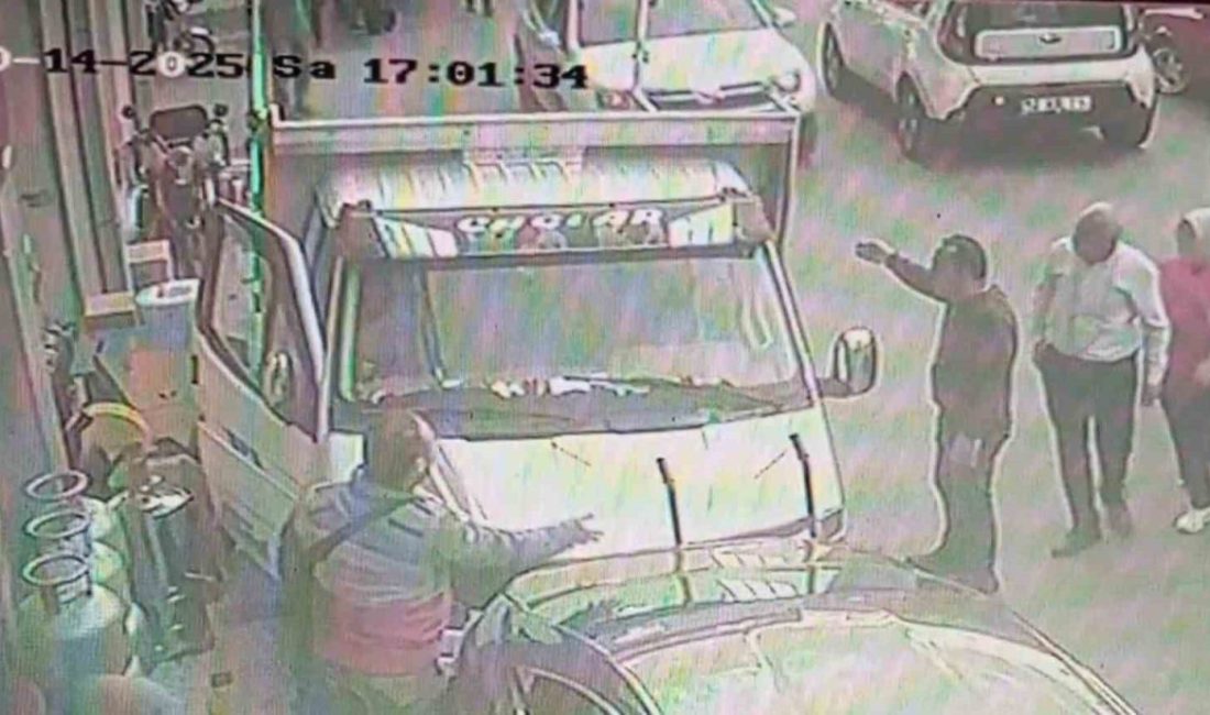 Epilepsi nöbeti geçiren sürücünün kaza anı kamerada Ordu’nun Ünye ilçesinde epilepsi nöbeti geçiren kamyonet sürücüsü, park halindeki
