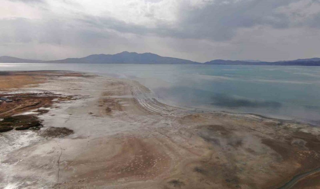 Van’ın doğusundaki Erçek Gölü, son yıllarda yaşanan kuraklık ve buharlaşmadaki