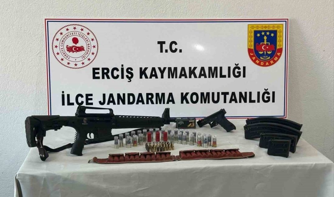 Van’ın Erciş ilçesinde jandarma ekiplerince yürütülen çalışmalar sonucunda ruhsatsız silah