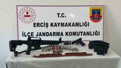 Van’ın Erciş ilçesinde jandarma ekiplerince yürütülen çalışmalar sonucunda ruhsatsız silah