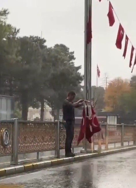 Erzincan’da Cumhuriyet Bayramı kutlamaları için cadde ve sokaklara asılan Türk