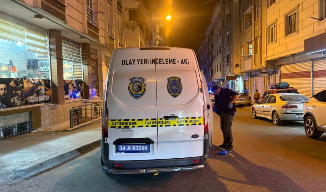 Esenyurt’ta kahvehaneye silahlı saldırı: Kurşunlar araçlara isabet etti Esenyurt’ta otomobille gelen bir şahıs, kahvehanede oturan gençlere silahlı saldırı