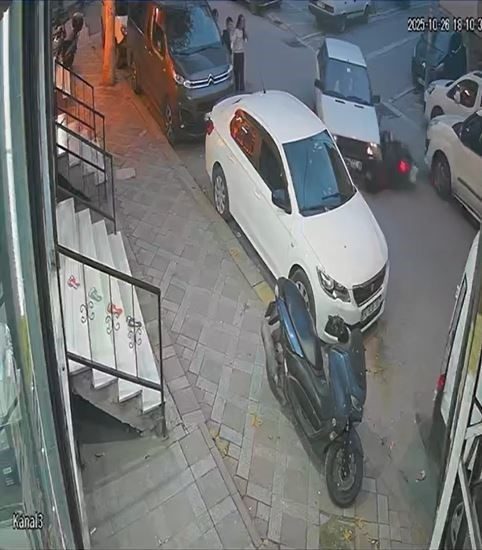 İstanbul Esenyurt’ta bir araca, sokağa girdiği sırada kasksız ve ehliyetsiz