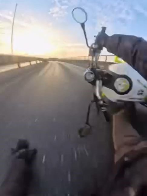 Esenyurt’ta seyir halinde olan motosiklet sürücü direksiyon hakimiyetini kaybedince yere