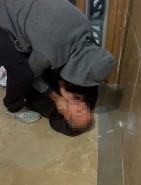 İstanbul’un Esenyurt ilçesinde bir şahıs, iddiaya göre iki kız çocuğunu