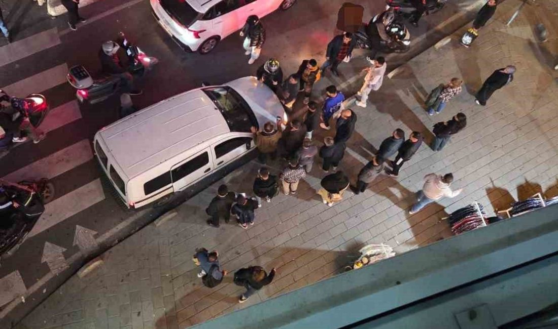 Esenyurt’ta yol verme tartışması: Kadın motorcuyu kaputunda sürükledi İstanbul Esenyurt’ta bir otomobil sürücüsü iddiaya göre yol verme nedeniyle