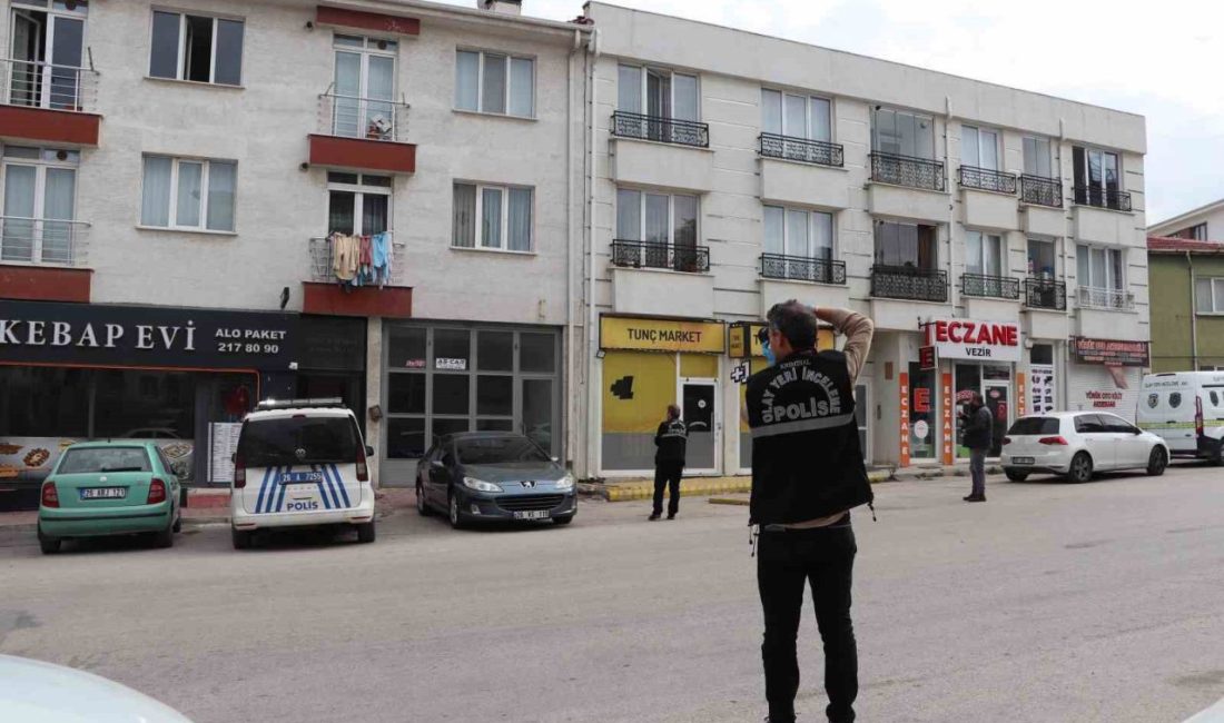 Eşinin yaşadığı binaya tüfekle ateş eden şahıs tutuklandı Eskişehir’de küs olduğu eşinin oturduğu binaya tüfekle 2 el ateş