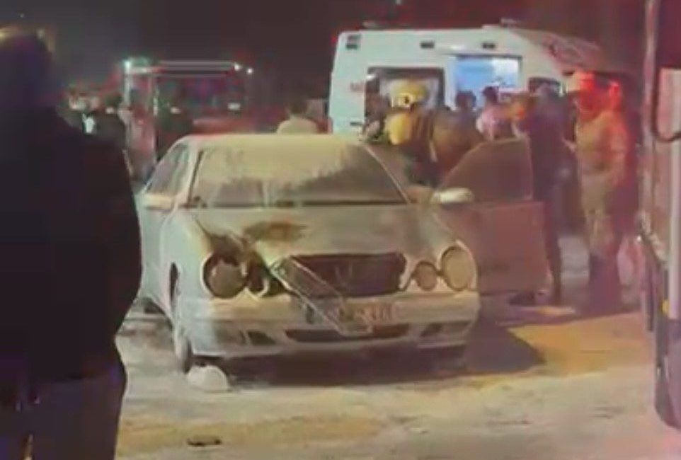 İzmir’in Bornova ilçesinde bir kişi, iddiaya göre eşiyle yaşadığı sorunlar