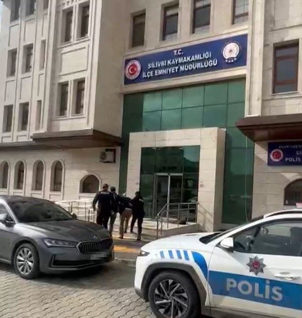 Kağıthane’de, eski sevgilisi olduğu iddia edilen kadını sokak ortasında 15