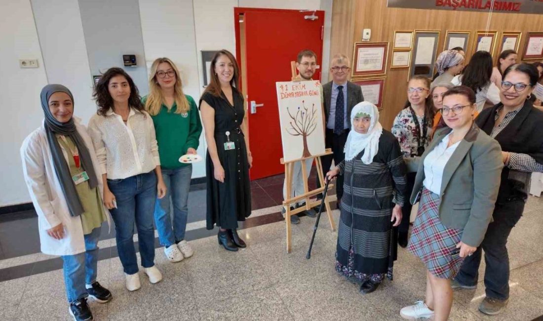 Eskişehir Şehir Hastanesi’nde kurulan 1 Ekim Dünya Yaşlılar Günü standında