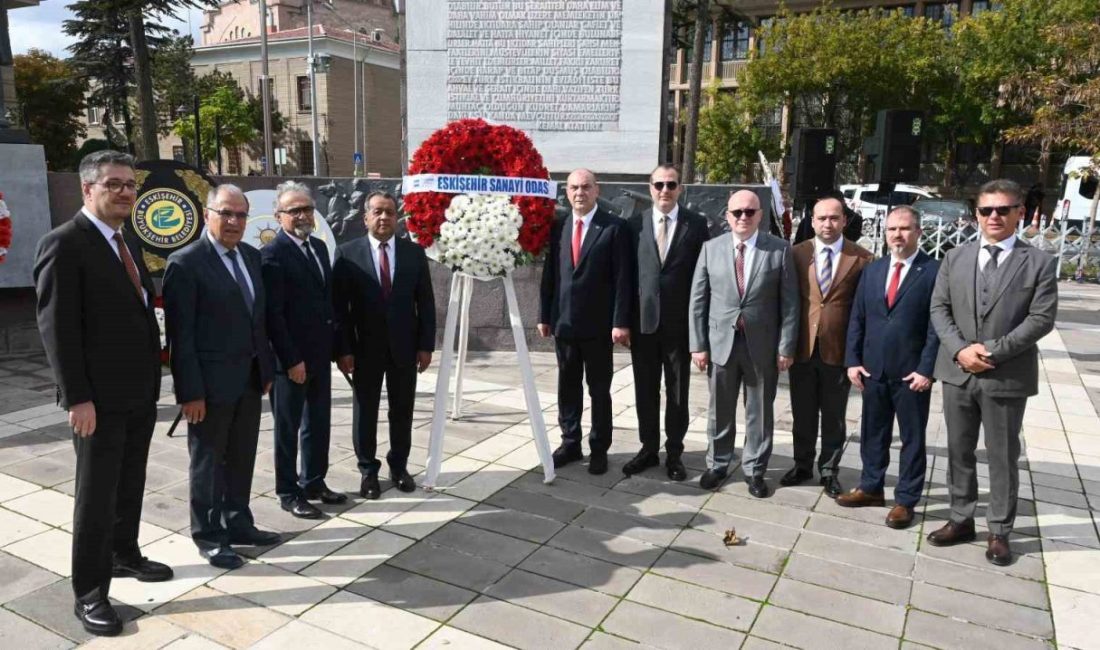 Eskişehir’de 29 Ekim Cumhuriyet Bayramı dolayısıyla Valilik Meydanı’nda çelenk sunma