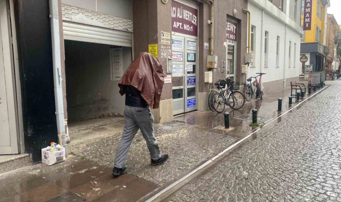 Eskişehir’de aniden bastıran sağanak yağışa dışarıda hazırlıksız yakalanan vatandaşlar ıslanmamak