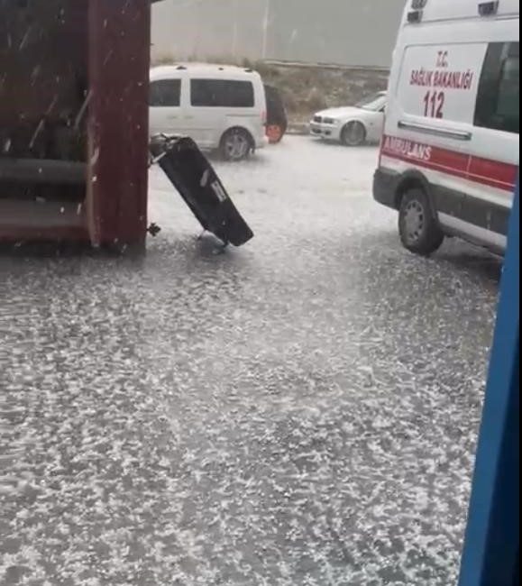 Eskişehir’de aniden bastıran dolu yağışı sokakları beyaza bürüdü, o anlar