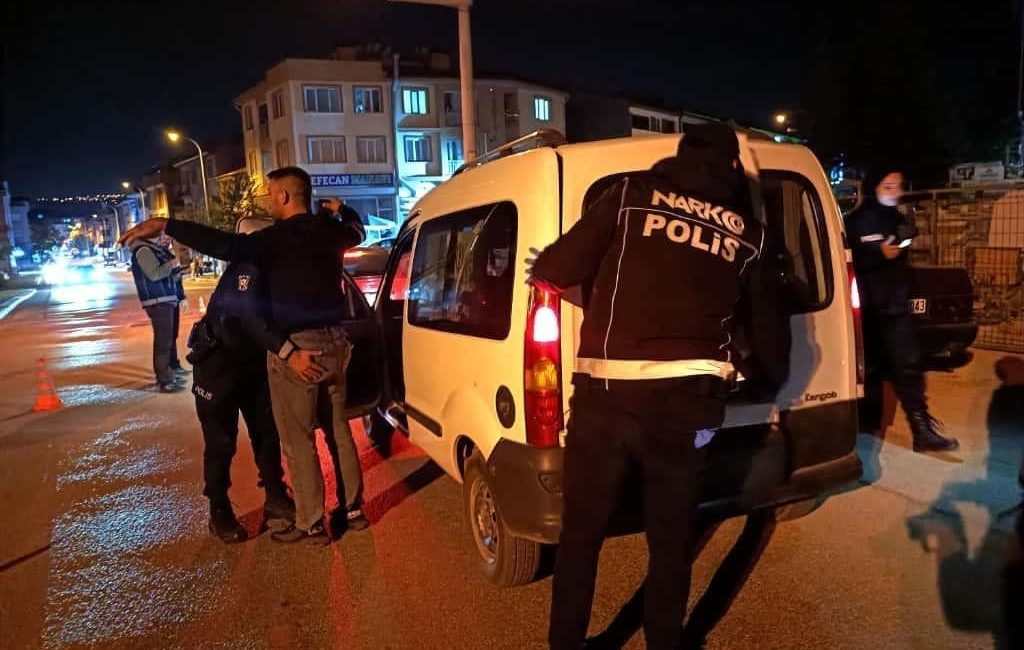 Eskişehir’in 71 Evler Mahallesi’nde polis ekiplerince geniş çaplı asayiş ve