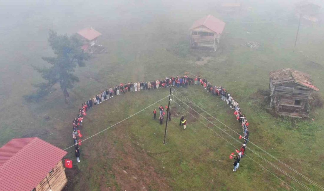 Kastamonu’nun Araç ilçesinde yaylada düzenlenen Cumhuriyet Bayramı kutlamasında öğrenciler “ay
