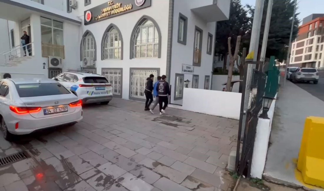 İstanbul’un Arnavutköy ilçesinde bir daireye camından girerek ayakkabı çaldığı iddia