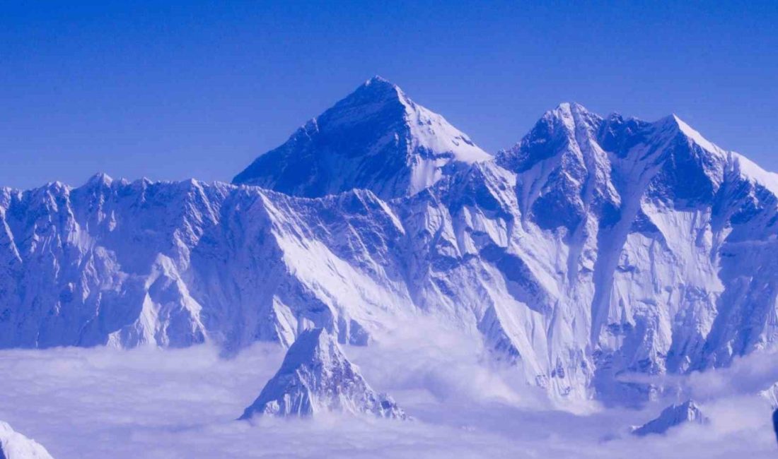 Çin’in Tibet Özerk Bölgesi’nde bulunan Everest Dağı’ndaki kar fırtınası nedeniyle