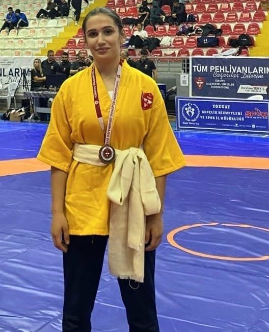 Elazığlı güreşçi Evindar Demirbağ, Geleneksel Güreşler Kuşak Türkiye Şampiyonası’nda 3’üncü