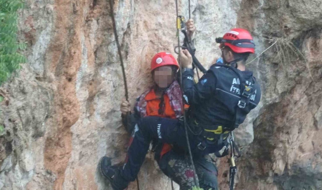 Antalya’da indiği falezlerden yağış nedeniyle geri çıkamayan kadın mahsur kaldı.