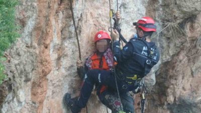 Antalya’da indiği falezlerden yağış nedeniyle geri çıkamayan kadın mahsur kaldı.