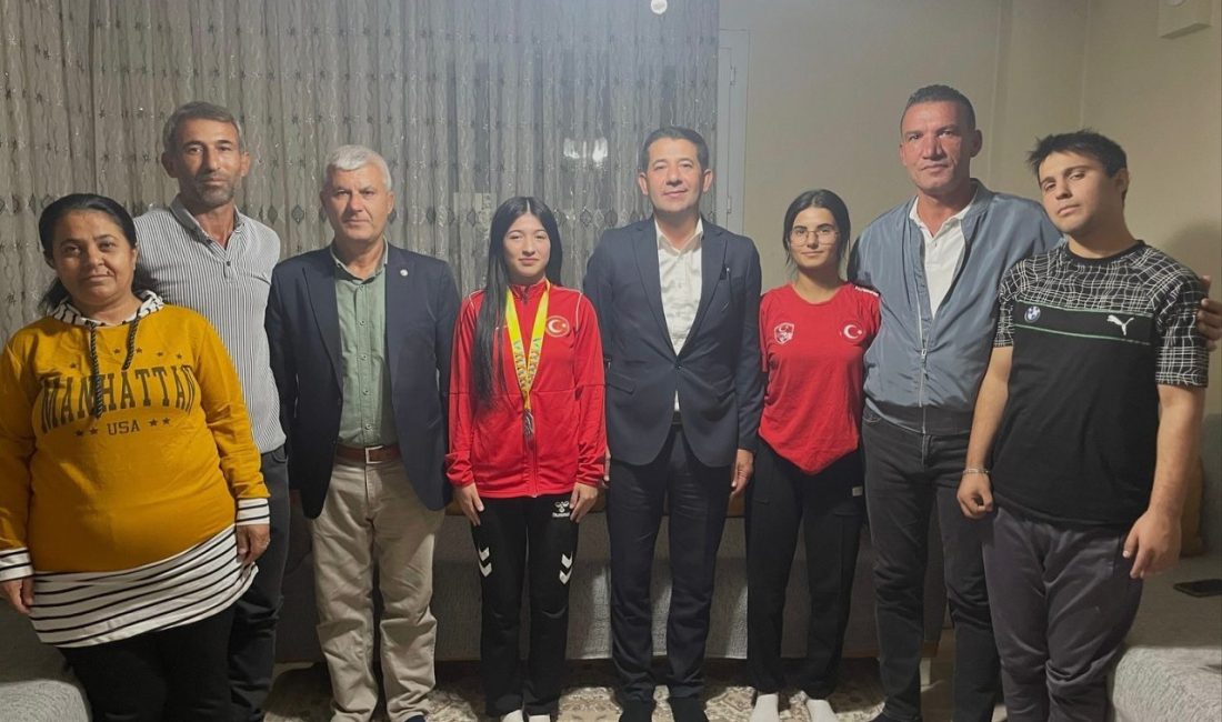 Fekeli sporcu Fatma Gül, Avrupa ikincisi oldu Adana’nın Feke ilçesinde yaşayan milli sporcu Fatma Gül Çoban, kadınlar