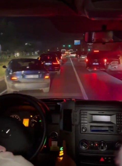 Fermuar sistemiyle ambulansa yol verilmesi sosyal medyada gündem oldu Antalya’da çekildiği belirtilen ambulansa yol verme görüntüsü sosyal medyada gündem