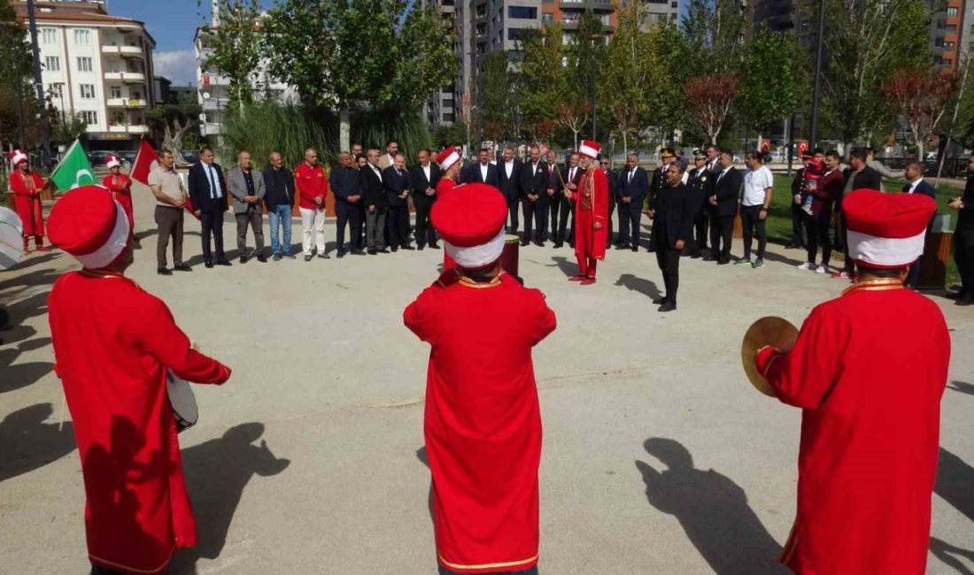 Gaziantep’te düzenlenen festivalde bedava dağıtılan yemek ve tatlıları alabilmek için