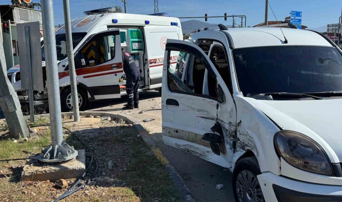 Muğla’nın Fethiye ilçesinde hafif ticari araçla ambulansın çarpışması sonucu araçtaki