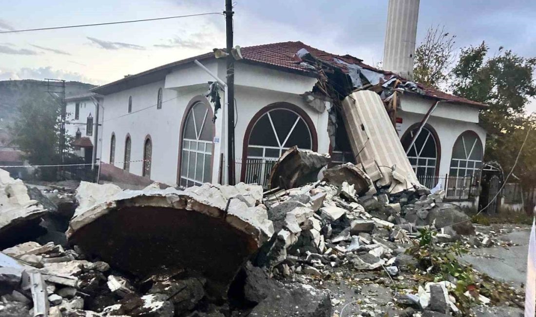 Ankara’nın Ayaş ilçesine etkili olan fırtına nedeniyle bir caminin minaresi