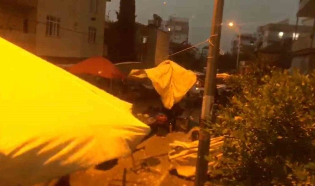 Antalya’nın Serik ilçesinde pazarcı esnafı ve vatandaşlar, aniden bastıran fırtınalı