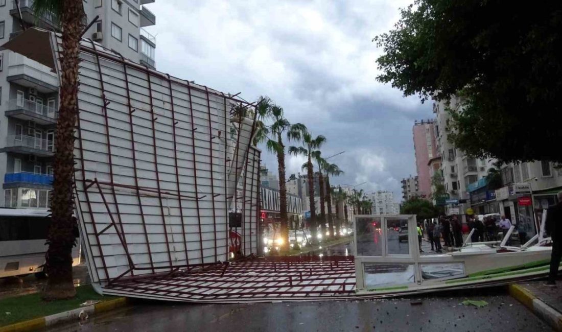 Antalya’da aniden bastıran yağış ve fırtına nedeniyle bir apartmanın çatısı