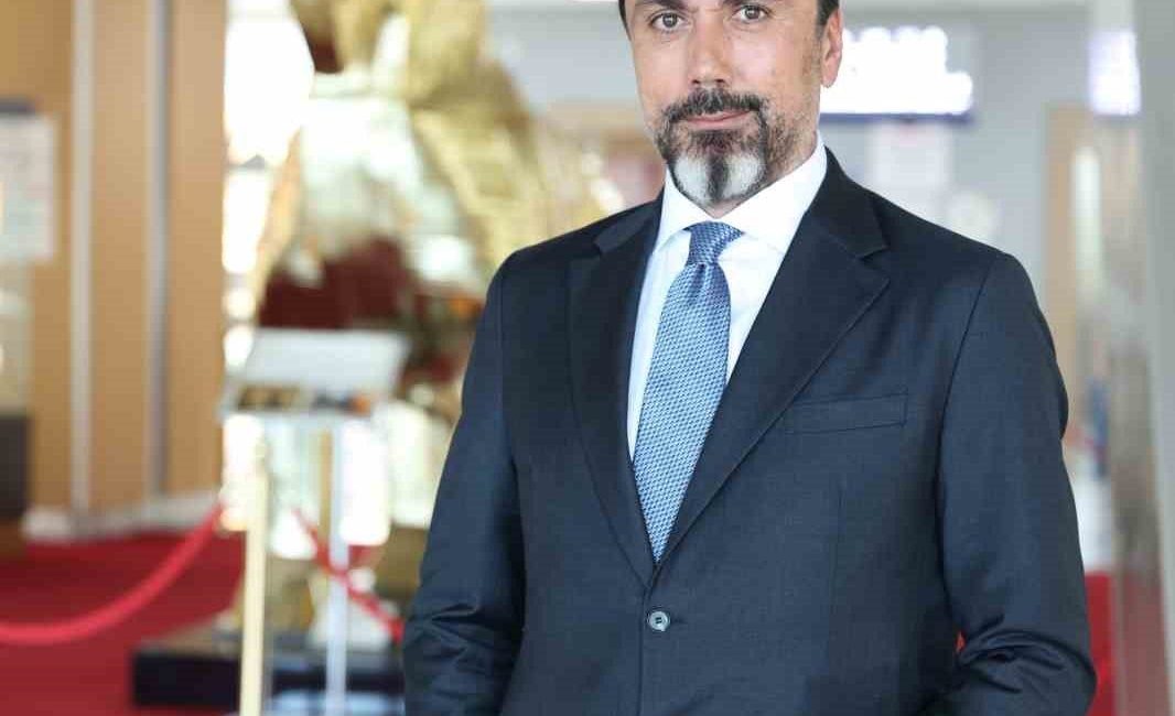 Dünya altın piyasasında son günlerde adeta fırtına yaşanıyor. Ons altın,