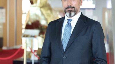 Dünya altın piyasasında son günlerde adeta fırtına yaşanıyor. Ons altın,