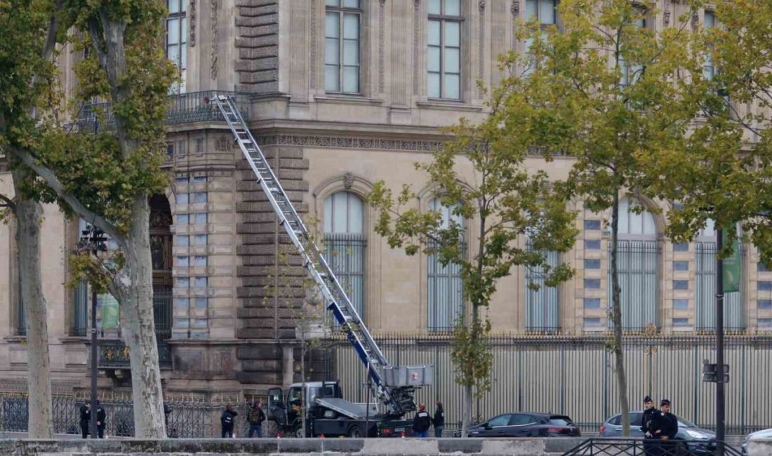 Fransa İçişleri Bakanı Laurent Nunez, Louvre Müzesi’nde gerçekleştirilen soyguna ilişkin
